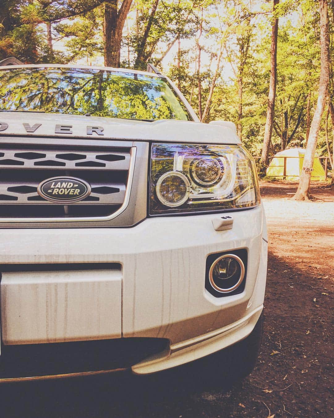 梅本祐紀のインスタグラム：「おきまりの一枚。汚れもこいつなら味になる。 ・ ・ #landrover #rangerover#freelander #freelander2 #snowpeak #camp #autocamp #camper #daycamp #スノーピーク #キャンプ #キャンパー #オートキャンプ #デイキャンプ #ランドローバー #レンジローバー #フリーランダー #フリーランダー2」