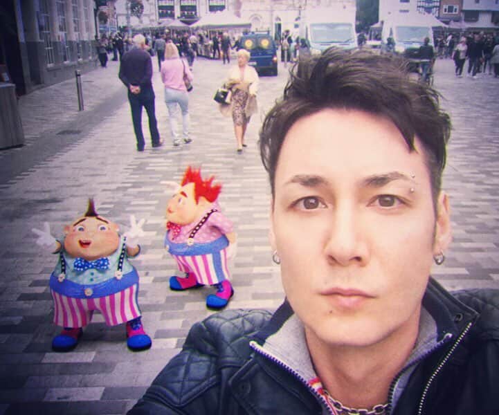 ケン・ロイドのインスタグラム：「White Rabbitの返事を待ってる間に買い物！ No reply yet from the White Rabbit, so it's shopping time!! #search4caterpillar #wonderland」
