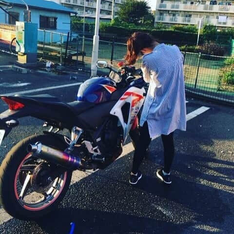 山下莉奈さんのインスタグラム写真 - (山下莉奈Instagram)「昨日は洗車のお手伝い🏍✨✨✨結構楽しかったな〜♪休日っぽい♪ #honda #免許欲しい #でもダメ🙅」10月3日 20時01分 - rinayamashita