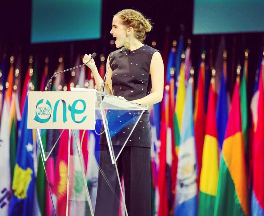 エマ・ワトソンのインスタグラム：「Thank you @oneyoungworld! #goal5 #heforshe #equality  Black top by @behno_official. behno's mission is to redefine and bring awareness to the craft and character of “made in India”. behno aims to inspire change and improve factory conditions globally to better the quality of life and safety of individuals in the garmenting trade in developing countries. They work in partnership with international factories that adhere to rigid factory compliances.  Trousers by @dior  #thewomenbehindmydress #artisans  #30wears  Jewellery by @allbluesofficial a Stockholm based jewellery studio. Every piece is handcrafted in a local, third generation foundry using recycled 925 silver and 18ct gold. All Blues aims to create pieces of jewellery people want to collect and wear for a lifetime, independent of seasonal trends.  #ecoloves fashion information in association with @ecoage」