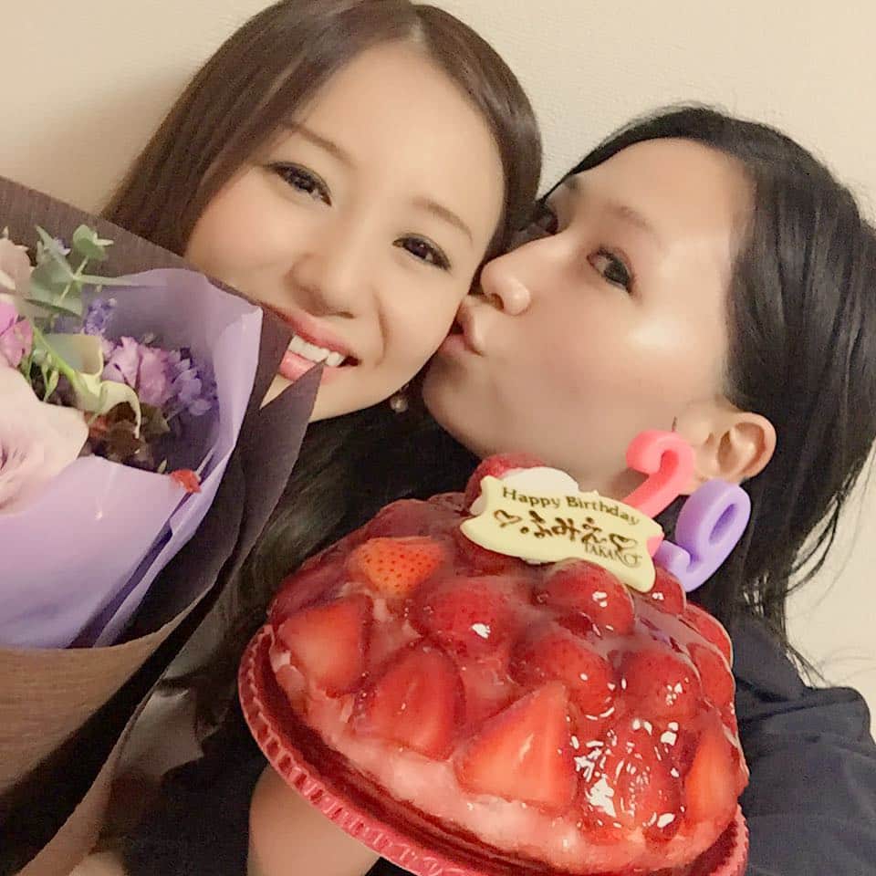 佐山愛のインスタグラム：「この前、エロ社長秘書ふみえ氏が 29歳のお誕生日を迎えまして。 誕生日前夜に急遽会えることになったから 一緒にカウントダウンしたの❤️ ふみえちゃんの彼氏になったつもりで あれこれ考えた結果、 すんごい喜んでくれて♪♪ ラブさんも とってもHappyな日になりました꒰*✪௰✪ૢ꒱ そして、写真が苦手なふみえ氏は いつも目が死んで写ってしまうのに、 この日はとてもキラキラしてる✧ ラブの愛のチカラかしら♡笑  #エロ社長秘書ふみえ氏 #お誕生日 #おめでとう #happybirthday #大好き」