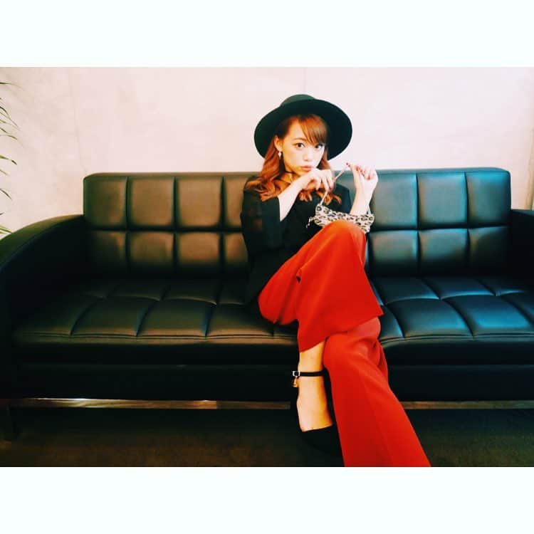 天野真矢のインスタグラム：「. 違うversionも🙃💕 . #撮影場所は会社だよ #ふぉとぐらふぁーまやは相手に要求が凄い #可愛く撮らないと納得いかない #可愛いアングル見逃さない #すとぉーーーっぷって叫ぶ #明日はぽよ取っ捕まえて撮影しよ #他の子達もおかわに撮影するから言ってね #撮影 #会社 #せがしぃ #ブロガー #モデル #ootd #code #fashion #love #bag #accommode #cute #instagram #instagood #instafashion #instagrammer #instalike #instadaily #followme」