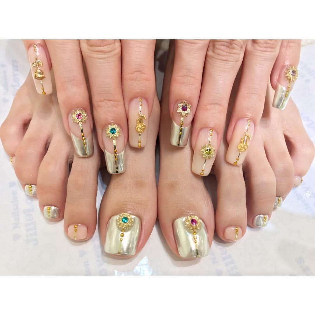 南明奈さんのインスタグラム写真 - (南明奈Instagram)「New nailはミラーネイル♪ ハンドは神宮さん、フットは星野さんが担当してくれました☆ 最近ネイルしてなかったのは、ドラマ撮影とかがあったからだよー(*^^*) @jillandlovers  @jillandlovers_shibuya  @mamijingu  #nail #nails #jillandlovers #ミラーネイル」10月3日 22時37分 - akinaminami