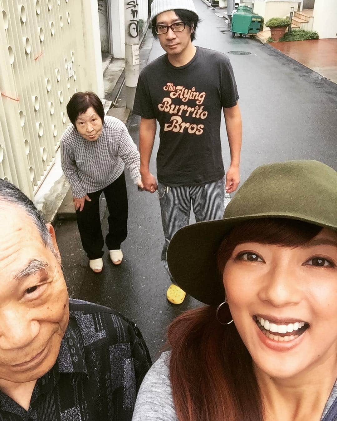 のインスタグラム：「#じぃじとばぁばと#お散歩#嫁の#私の事も#孫の様に#可愛がってくれて#大好き#😂💓 #ムネくんは#幼稚園#😃」