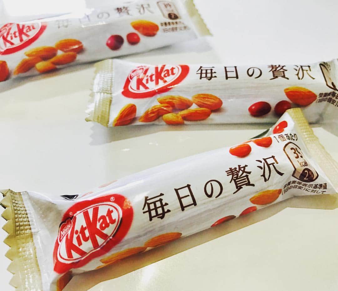 泉里香さんのインスタグラム写真 - (泉里香Instagram)「#キットカット毎日の贅沢 もう食べて貰えたかな〜😋❤️❓ #kitkat#chocolate」10月4日 11時31分 - rika_izumi_