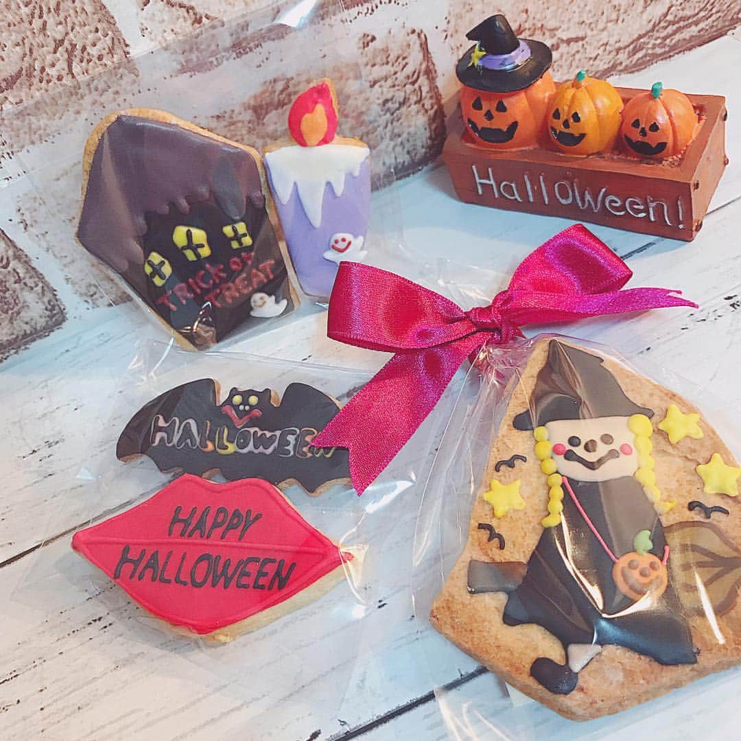 maari watanabe(まありん)さんのインスタグラム写真 - (maari watanabe(まありん)Instagram)「おはよう✨ハロウィンデザイン大好き😘❤ ブラックココア大量購入した😢💕派手めなリボンも買いに行きたい💗 【HalloweenRoom】サンプルクッキー🍪 #HalloweenCookie#icingcookies#cookies#royalicing#decoratedcookies#sugercookies#cute#baking#instafood#cupcake#cupcakes#cupcakecookies#unicorns#instasweet#쿠키#아이싱쿠키#曲奇#アイシングクッキー#アイシングクッキー教室#手作りおかし#お菓子作り#クッキングラム#ハロウィンクッキー#yumecook#yumecookroom#🍪#🎃#🍭#cotta」10月4日 9時28分 - manyo_wt
