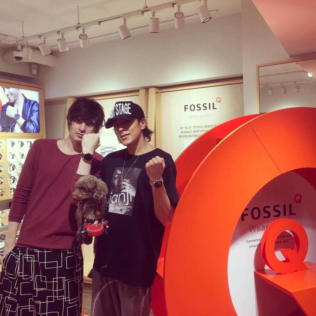 城田優さんのインスタグラム写真 - (城田優Instagram)「FOSSILの時計きゃわいい  #fossilstyle  #純くんとルークと #気に入った子は残念ながらお取り寄せ #店員さんから一言 #去年大阪でたくさん買っていただきましたよね？ #ってなんで知ってるの店員さん #時計でケータイをいじれちゃう時代」10月4日 21時09分 - yu_shirota
