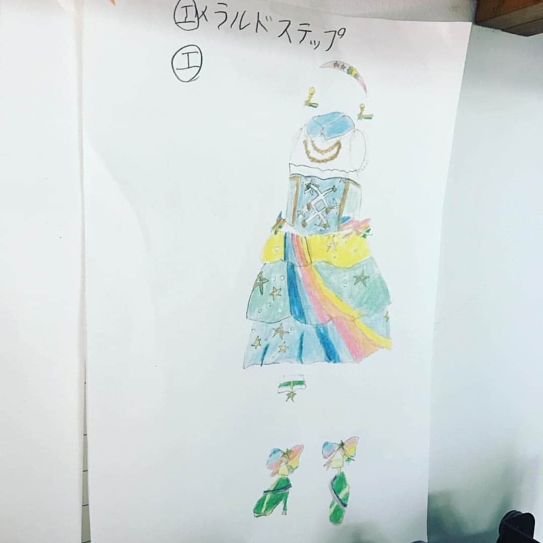 滝沢眞規子さんのインスタグラム写真 - (滝沢眞規子Instagram)「次女が休み時間に書いてくる絵。なにより名前がいつも面白い…エメラルドステップ😆癒される❤️」10月4日 16時22分 - makikotakizawa
