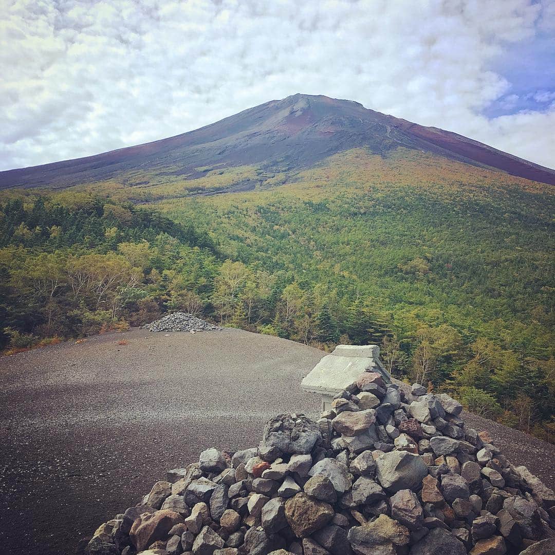 Caravanのインスタグラム：「ハロー富士山。  雪はないけど、  すっかり秋の気配  #harvest9th」