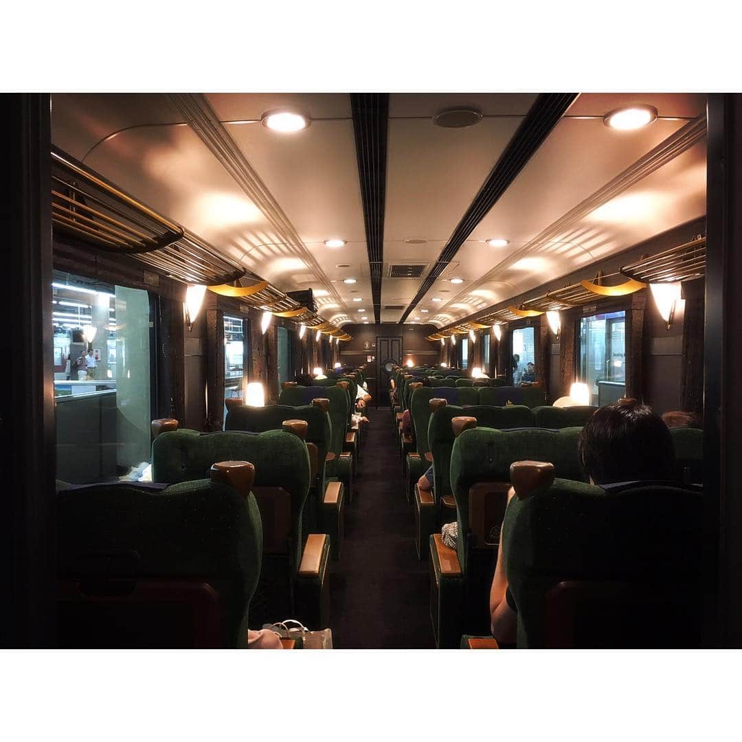 鈴川絢子さんのインスタグラム写真 - (鈴川絢子Instagram)「4時間くらい乗っていたい車内。 #近鉄 #特急 #青の交響曲 #鉄道 #鉄分多め」10月4日 17時48分 - suzukawaayako