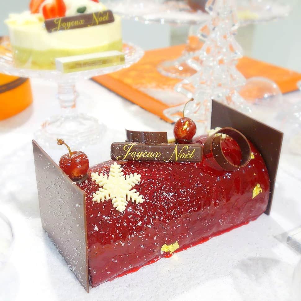 市川歩美さんのインスタグラム写真 - (市川歩美Instagram)「Frédéric Cassel（フレデリック・カッセル）の2016年の新作クリスマスケーキ「フォレ・ノワール」です。クリスマスらしいですね❤️ フランス語で「黒い森」という名の伝統的なチョコレートケーキをブッシュドノエルに。マダガスカル産チョコレートのムース、チェリーのクーリー、バニラクリーム、ショコラのビスキュイをあわせて。華やかです！ ●12/16~12/25三越銀座店で店頭販売 #chocolate#chocolatecake#ilovechocolate#FrédéricCassel#chocolatelover#chocolat#ショコラ#チョコレート#チョコレート好き#チョコレート大好き#フォレノワール#チョコレートケーキ#フレデリックカッセル#2016年クリスマスケーキ#ブッシュドノエル」10月4日 18時36分 - ayumichocolat