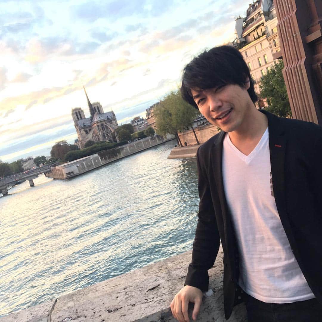 川島明のインスタグラム：「フランスは本当に美しかった。 街並みにも考え方にも衝撃を受けまくった。 またかならず来れるように日本でもっと頑張ろう。最後の夜は寒いシャンパンを飲みながらそう思った。  #今は死ぬほど天一のラーメン食べたい #年内のクロワッサン摂取量を越えた。 #はよ天一行きたい #炭酸が弱い #お上品な泡がシャンパングラスを彩る #いやもうええ #バキバキの下品な炭酸で角ハイボールつくらせろ #大井競馬場のモツ煮持ってこい #次行くときはトランクに業者ぐらいどん兵衛持って行こ #日本がええ」