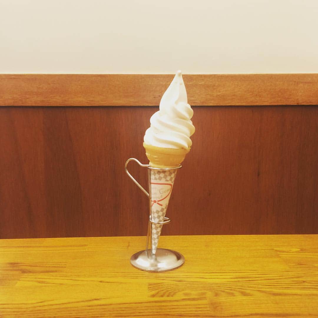 市川実和子さんのインスタグラム写真 - (市川実和子Instagram)「中目黒、ジンギスカンのまえだやさん、本日新装開店。新商品のソフトクリーム。しかも、よつ葉(！)のソフトクリーム。斜めってるよ。」10月4日 22時49分 - miwako_ichikawa_