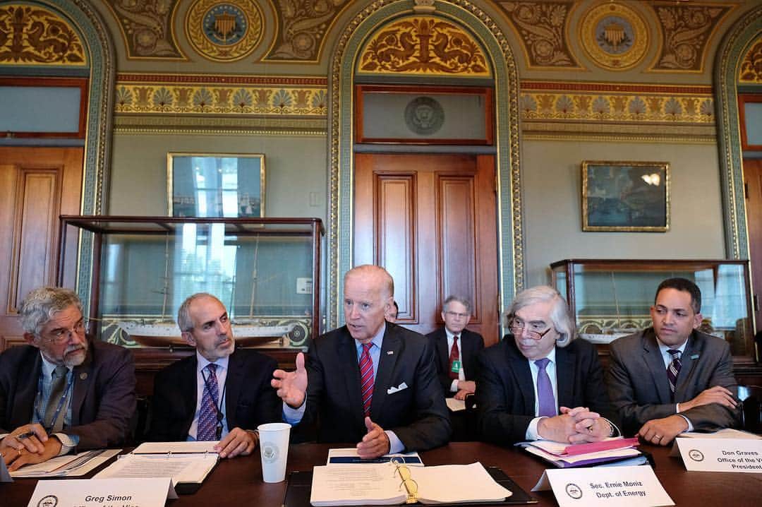 ジョー・バイデンのインスタグラム：「Double-tap to show your support: Vice President Biden just met with his #CancerMoonshot Task Force to talk about how we’re working to make a decade’s worth of advances on fighting cancer in 5 years.」