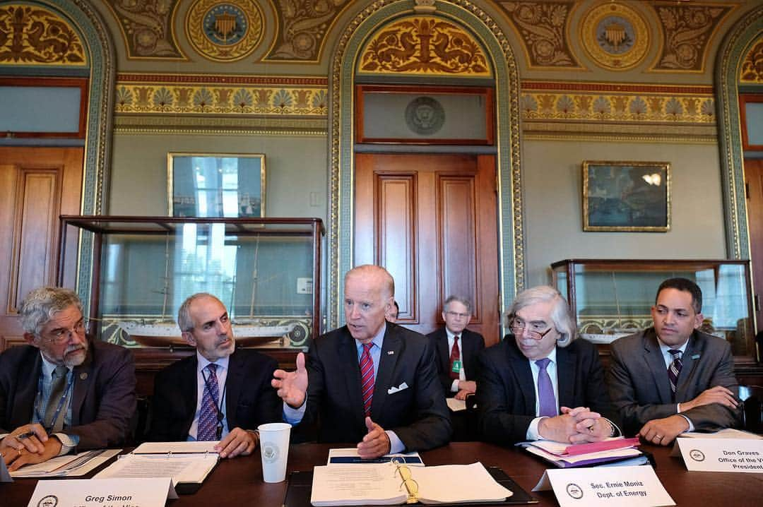 ジョー・バイデンさんのインスタグラム写真 - (ジョー・バイデンInstagram)「Double-tap to show your support: Vice President Biden just met with his #CancerMoonshot Task Force to talk about how we’re working to make a decade’s worth of advances on fighting cancer in 5 years.」10月5日 7時19分 - vp44