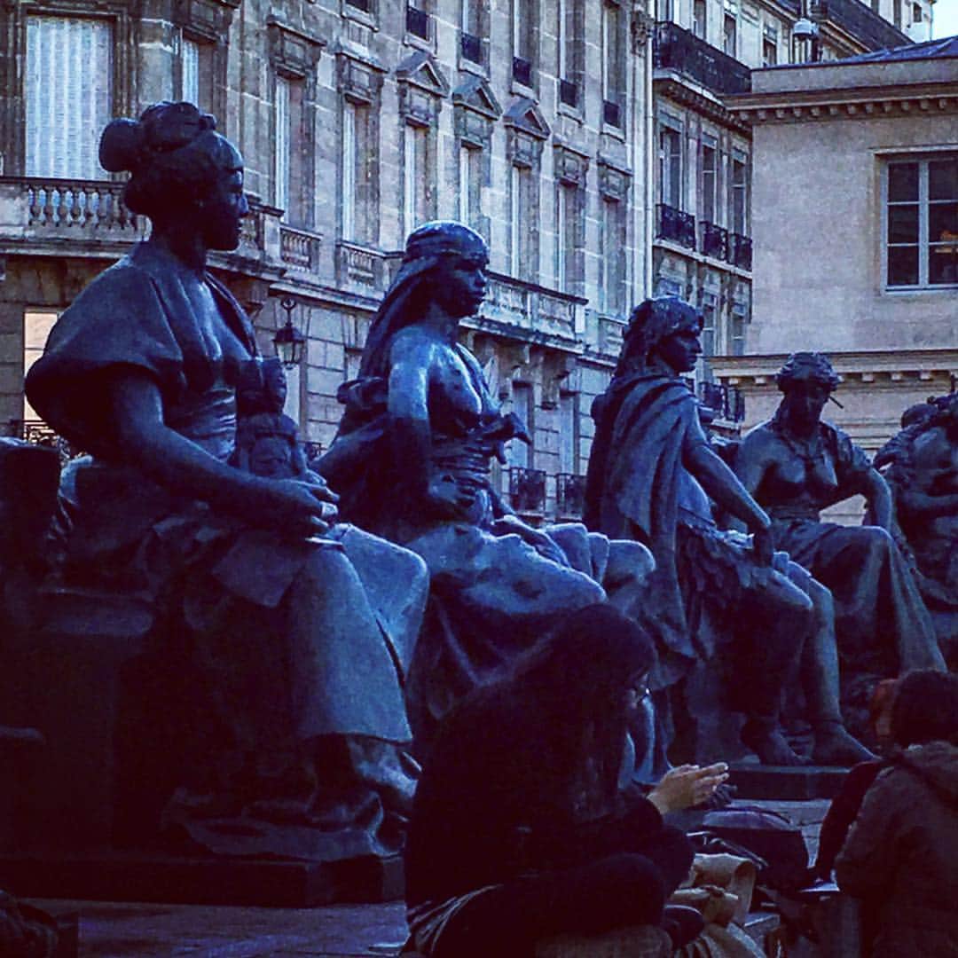 ヨアナバラシーのインスタグラム：「Sunset embracing the statues at Musée d Orsay」