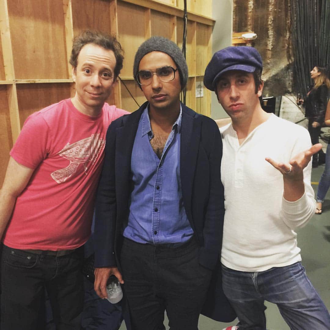 ケヴィン・サスマンのインスタグラム：「Backstage at Big Bang. I didn't get the hat memo. Typical.」
