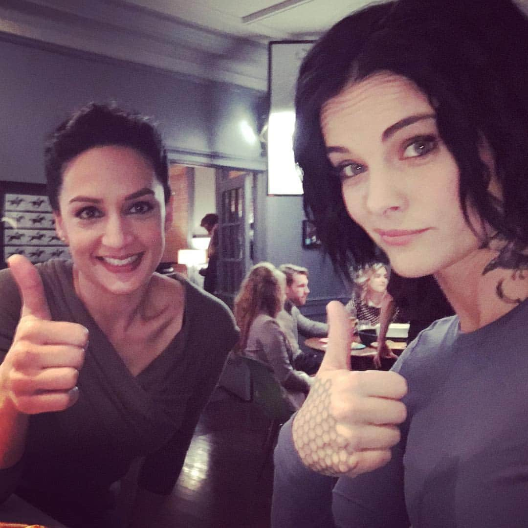 アーチー・パンジャビのインスタグラム：「Double trouble on the set of #blindspot with @jaimiealexander」