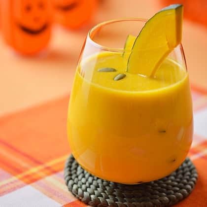 カルピス水玉通信のインスタグラム：「☆ハロウィンレシピ第一弾☆ 「カルピス」でつくるパンプキンスムージーをご紹介♪たっぷりかぼちゃに「カルピス」をプラス！とろりと濃厚な飲み口の、オレンジ色がきれいなスムージーの出来上がり。 ◆ 材料(1人分) ・「カルピス」 60ml ・かぼちゃ 1/8個（皮付き225g/正味150g） ・牛乳 150ml ◆ 作り方 1.かぼちゃは皮をむいて2cmの角切りにし、さっと水にくぐら せて耐熱容器に入れ、ラップをふんわりとかける。  2.<1>を電子レンジ（500W）で3分加熱し、かぼちゃをやわらかくして粗熱を取る。  3.ミキサーに<2>、「カルピス」、牛乳を入れ、混ぜる。  4. <3>をグラスに注ぎ、電子レンジで加熱したかぼちゃのスライスと種を飾る。  #カルピス #レシピ #ハロウィン #スムージー #かぼちゃ #牛乳 #手作り #アレンジ #ハッピーハロウィン」