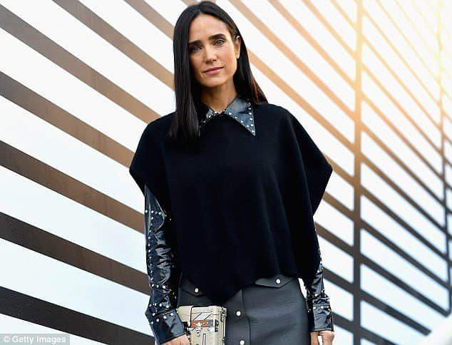 ジェニファー・コネリーのインスタグラム：「Jennifer Connelly at the @louisvuitton Spring-Summer 2017 Show by @nicolasghesquiere  #jenniferconnelly」