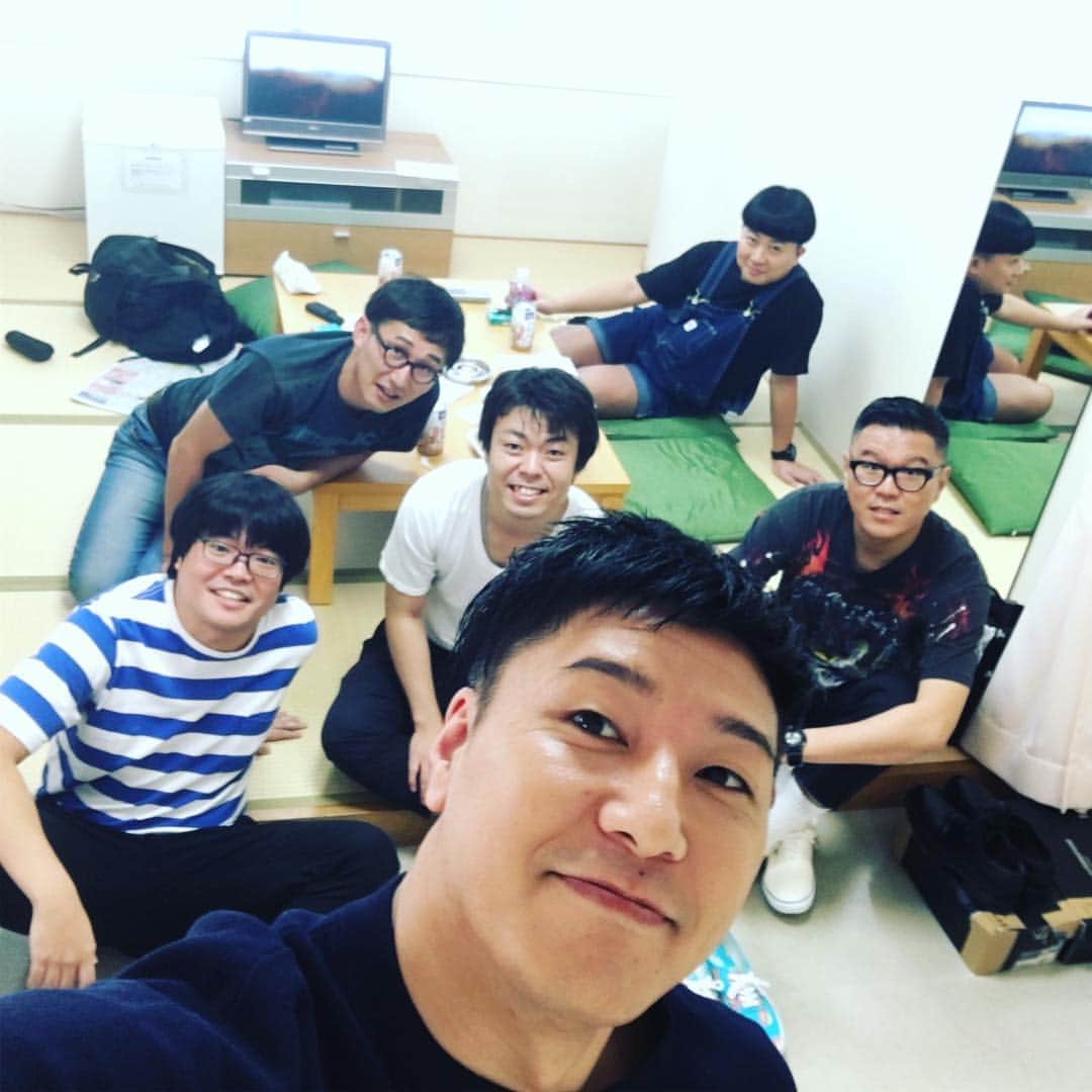 長田庄平のインスタグラム：「キングライス▼* #幕張の楽屋じゃないよ #フジテレビの楽屋 #ライスさんとこんなところで会うなんて #感慨深い #キャラパレード #ライス #シソンヌ #チョコレートプラネット #チョコンヌ」