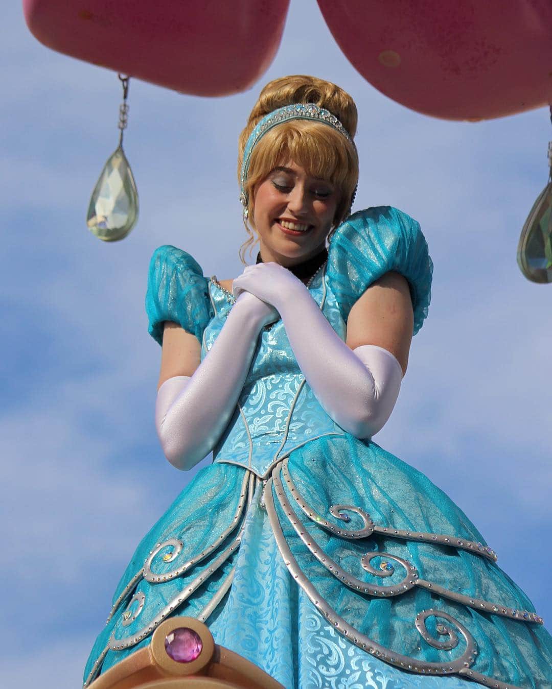 のインスタグラム：「青空☀️☀️☀️ #tokyodisneyresort #tokyodisneyland #happinessishere #cinderella #ハピネスイズヒア #シンデレラ #青空 #秋空 #うっとり #ハピネス  撮影日 #20161006」