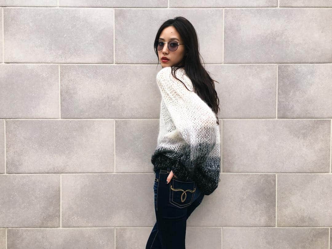 Shiho Sasakiのインスタグラム：「ついに明日、話題のRebirthskinnyが入荷😎 是非店頭にて体感して見てください👖✨ @sheltter_mag で詳しく記事も書いたのでチェックして下さいね☑️ #ブログ更新しました#MOUSSY#MOUSSYJEANS#ジーンズの常識を覆す#Rebirthskinny#shelmag」