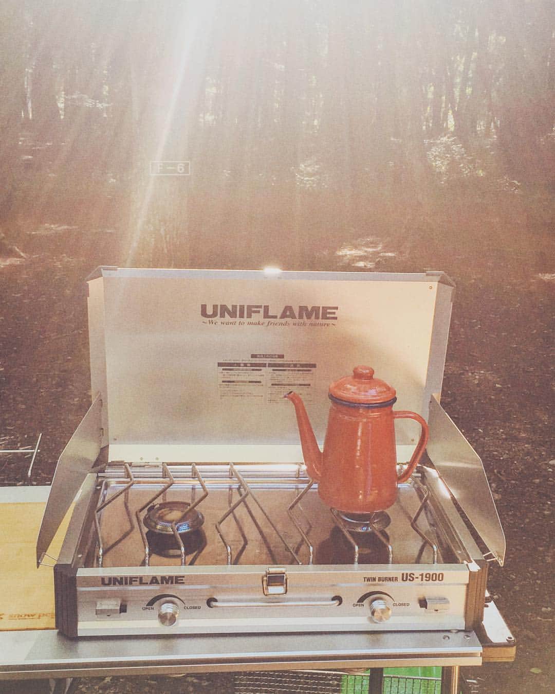 梅本祐紀のインスタグラム：「朝日と珈琲。至福のひと時。 ・ ・ #uniflame #camp #autocamp #camper #daycamp #cafe #coffee #coffeestand #barista #tea #カフェ #コーヒー #コーヒースタンド #珈琲 #ユニフレーム #スノーピーク #キャンプ #キャンパー #オートキャンプ #デイキャンプ」