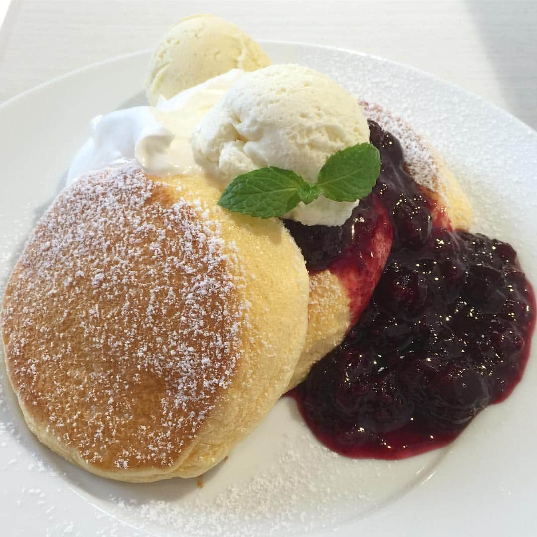 のインスタグラム：「* 幸せのパンケーキ * やっとやっと！ 食べることができました！ 本当幸せになる〜！！ * なんだけど バニラアイスとか調子乗ってトッピングしたせいか 最後の１枚あたりで気持ち悪くなった笑 * 昔はこんなのペロッと完食できたのにな。 歳取ったんだね。。。 おばちゃんですわ😱 * でも、食べれてよかった〜！ * * #follow #TagsForLikes #love #adorable #instagood #sweet #photooftheday #happy #幸せ #料理 #美味しい #ごはん #パンケーキ #foodlovers #foodie #delicious #foodoftheday #foodgasm #instafood #dessertporn #delish #yummyfood #dessert #yum #yummy #tasty #eat #eating #hungry #foodpics」