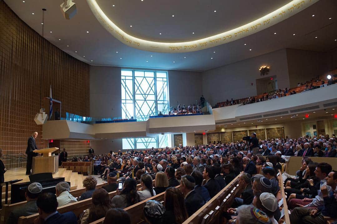 ジョー・バイデンのインスタグラム：「"Let’s carry his legacy on in the future, so that his work—and his faith in all of us—continues to be rewarded. For Shimon, let us dream. Let us dare." —Vice President Biden remembering Shimon Peres at the National Memorial Service in his honor at Adas Israel Synagogue」