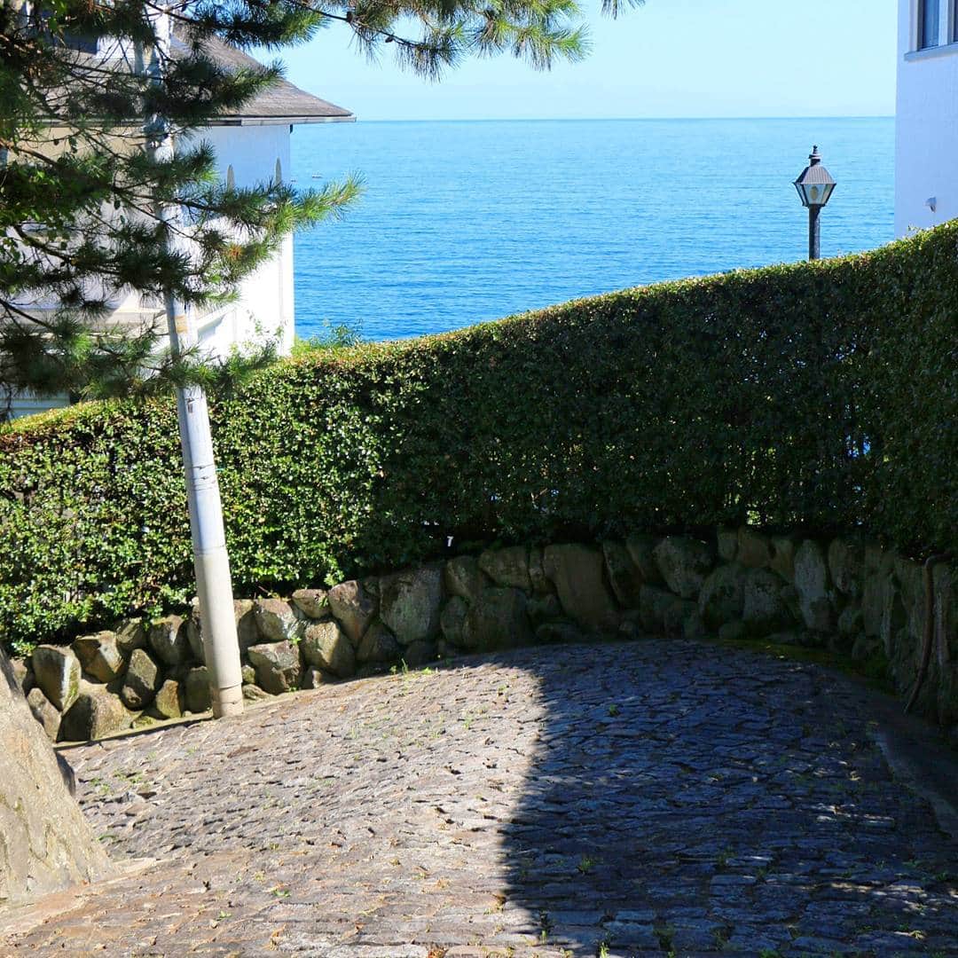 熱海市さんのインスタグラム写真 - (熱海市Instagram)「石畳の奥に真っ青な水平線、なんだか日本じゃないみたい。  #熱海 #石畳 #別荘 #レトロ #海 #水平線 #坂 #海光町 #atami #stonepavement #villa #japan #japantrip #日本 なんだなこれが。 #某朝のドラマの #主人公のお嬢様も #歩いていそうな感じ #しませんか？ #いいね伊豆」10月7日 12時00分 - atami_official