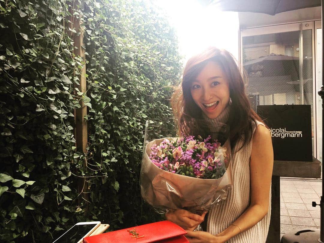 木口亜矢さんのインスタグラム写真 - (木口亜矢Instagram)「にたにたにた ただひたすら幸せな瞬間♡うれしーなー お花がつぶれないように大事に持って帰ります🌸♡💐❤️💓」10月7日 15時16分 - ayakiguchi