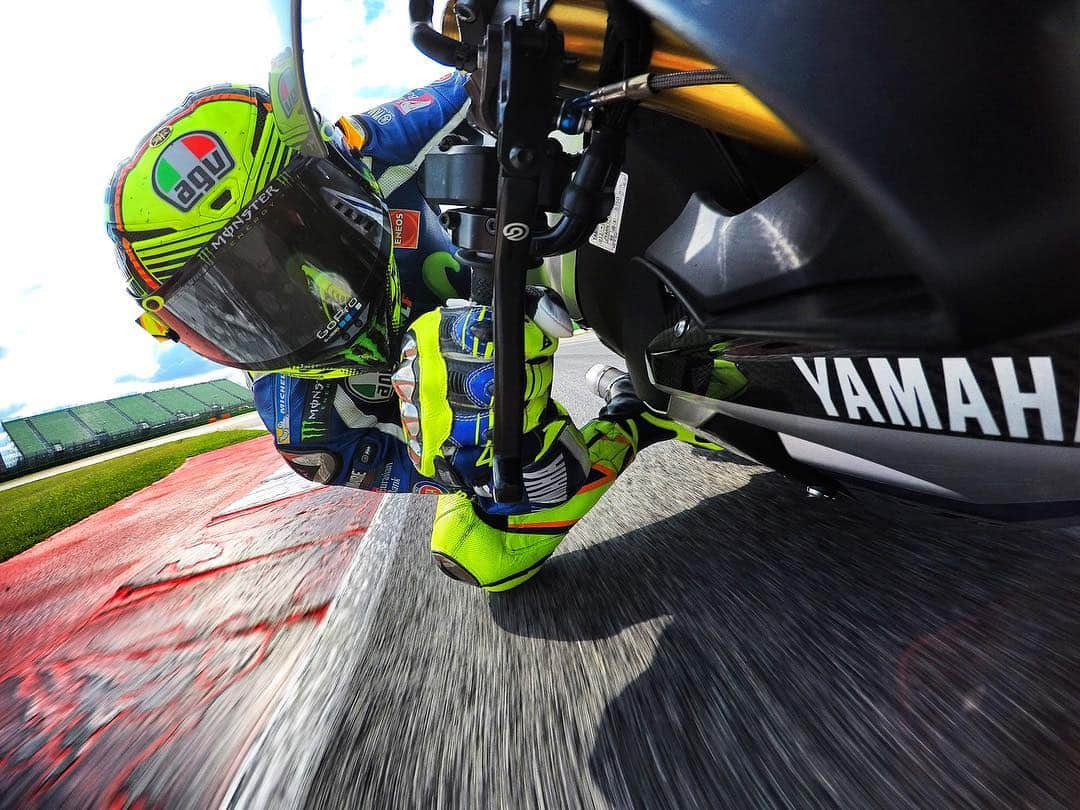 バレンティーノ・ロッシさんのインスタグラム写真 - (バレンティーノ・ロッシInstagram)「Training at @misanoworldcircuit 📸 by @gopro #Hero5  #R1」10月7日 21時31分 - valeyellow46