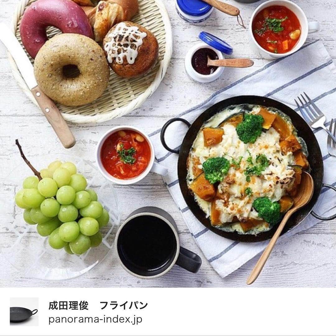 kaumo_kitchenのインスタグラム：「こんな朝食、お母さんが作ってくれたら夢みたい！ そんな風に思ってしまうほど美味しそうで完成度の高い @tomy_tomy さんの朝ごはん。 ・ メニューはかぼちゃのグラタン、ベーグル＆マフィン、ミネストローネ、マスカット、珈琲だそうです。何度も言いますが美味しそう！ ・ 特に目を引くのはかぼちゃのグラタン。こちらは作家さんの成田理俊さんのフライパンです。個展が開かれると長蛇の列が出来る人気の作家さんですが、テーブルに並べるととてもおしゃれでついつい欲しくなってしまう魅力があります。 ・ @tomy_tomy  さんのページは美味しそうでおしゃれなご飯でいっぱい♪是非覗いて見て下さいね！ ・ ・ #regram #foodphoto #instafood #brunch #breakfast #cooking #food #f52grams #yummy #Fryingpan #deli #instafood #instagramjapan #igersjp  #成田理俊 #サブロウ #hasamiporcelain #onthetable #フライパン #朝ごパン #暮らし #ブランチ #朝食 #ベーグル #ミネストローネ #コーヒー#かぼちゃグラタン」