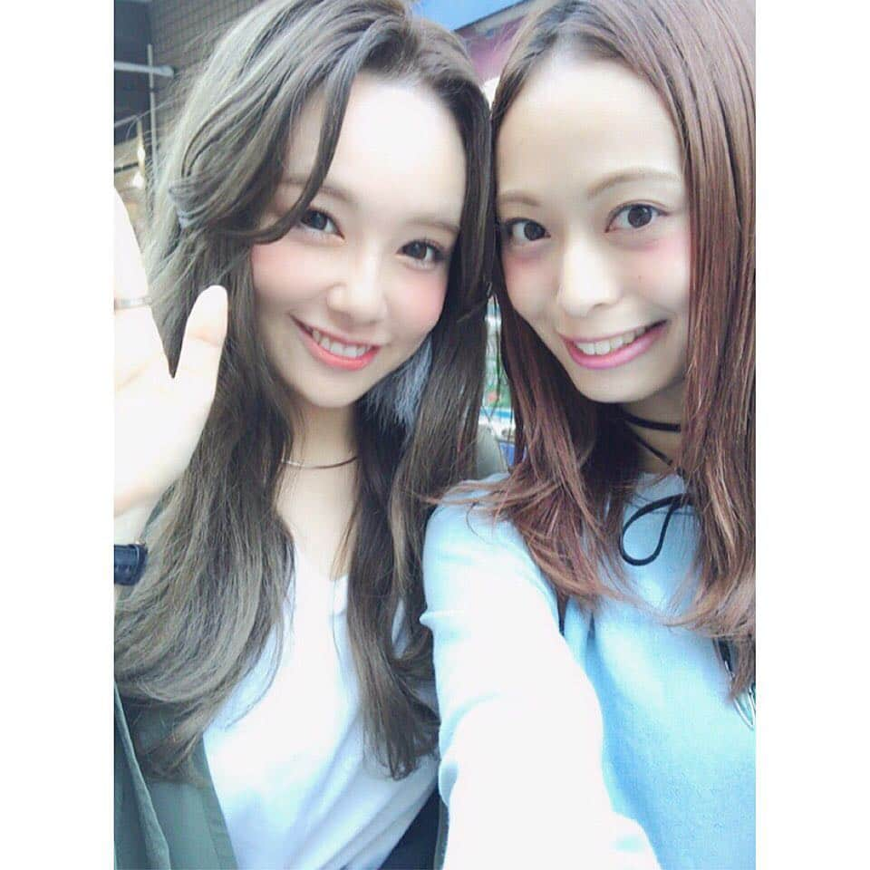 天野ゆうかさんのインスタグラム写真 - (天野ゆうかInstagram)「この間の撮影で 大好きな我が #おでこsisters の 可愛いまいちゃんと被ったので帰りにお茶ー👩‍❤️‍👩☕️ . 報告も聞けて良かった🙈 姉は応援してるよ❤️ . 髪の色も真反対、メイクもピンク系とオレンジ系で違う私達だけど🙋🏻 . 次は来月末に東京で会えそうだから楽しみだなぁ👯 寂しくなるけど、おでこsistersは不滅✨ . . #撮影 #サロンモデル #サロモ #大阪 #外国人カラー #外国人風 #マット #アッシュ #ヘアカラー #おでこ #デコ #おでこsisters #私の前髪が伸びて一番喜んでくれる人 #偽姉妹 #歳の差7歳差 #つらぁ #幸せ分けてもらえた #大好きだ #また来月にね🚄 #楽しみ #しかしデコ丸いな私 #花金 #華金 #Friday #フライデー」10月8日 0時30分 - yucca_official