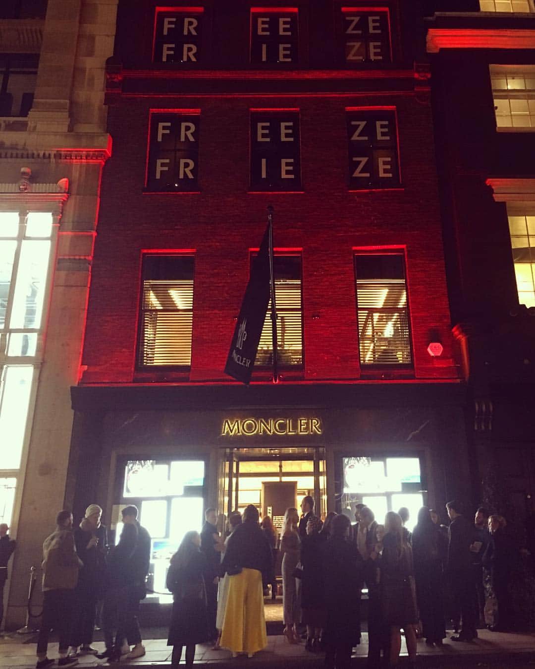 辻直子さんのインスタグラム写真 - (辻直子Instagram)「#moncler#oldbondstreet#london #boutique#cocktails#simmonemmett #モンクレール#オールドボンドストリート #モデルよりもだれよりも輝いていた女性を見つけました #それが一番すきなこと  オールドボンドストリートにモンクレールのブティックがオープン🇬🇧 Freeze for Frieze という企画で有名アーティストやセレブなど約400名がポストカードを使い作品を作って、それらを一律60ポンドで販売する  もしかたら、有名な方の作品かもしれないサプライズつきで  私はsimmonEmmettでした💋」10月8日 20時11分 - naoko.ts