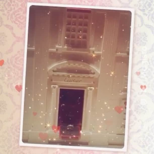 彩星りおんのインスタグラム：「women's dream...💍 a store window of Cartier at 5th Av. 5番街のカルティエのショーウィンドウ😍  #cartier #storewindow #5thavenue #ny #newyork #nyc #gougeous  #この他にもいろいろ出て来る建物がいっぱいあった😍 #クリスマスシーズンの始まりかな」