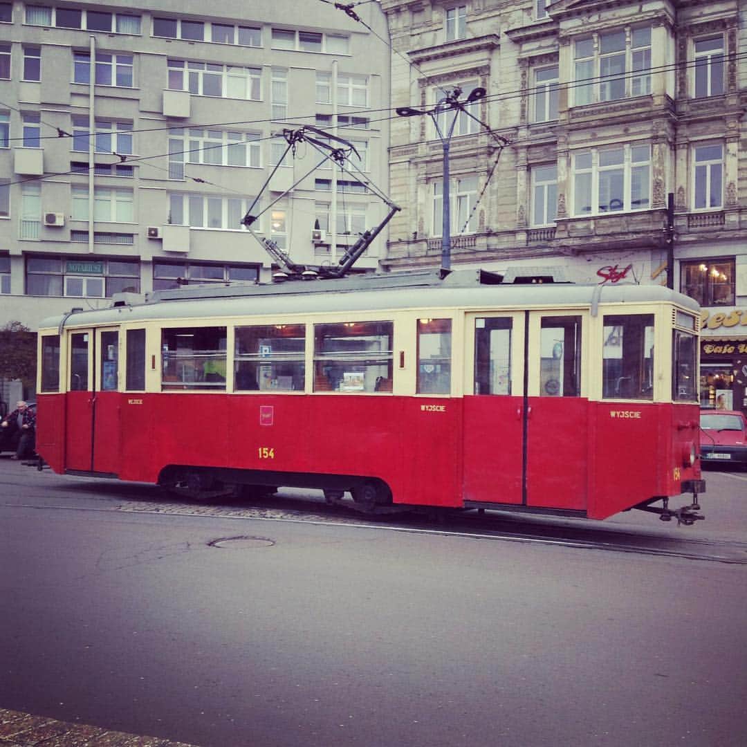 ポーランド政府観光局 ZOPOT w Tokioのインスタグラム：「レトロな路面電車を発見！#łódź #ポーランド #poland  #tramwaj  #©miyuki_ishikawa2016」
