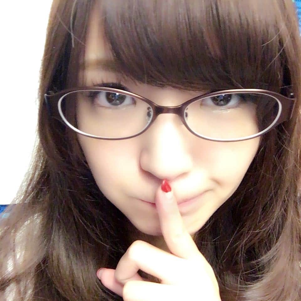 青山はなのインスタグラム：「#新幹線  #カラコンなし  新幹線だから、シー♡ カラコン入れてないと目つき怖い( ͡° ͜ʖ ͡°)」