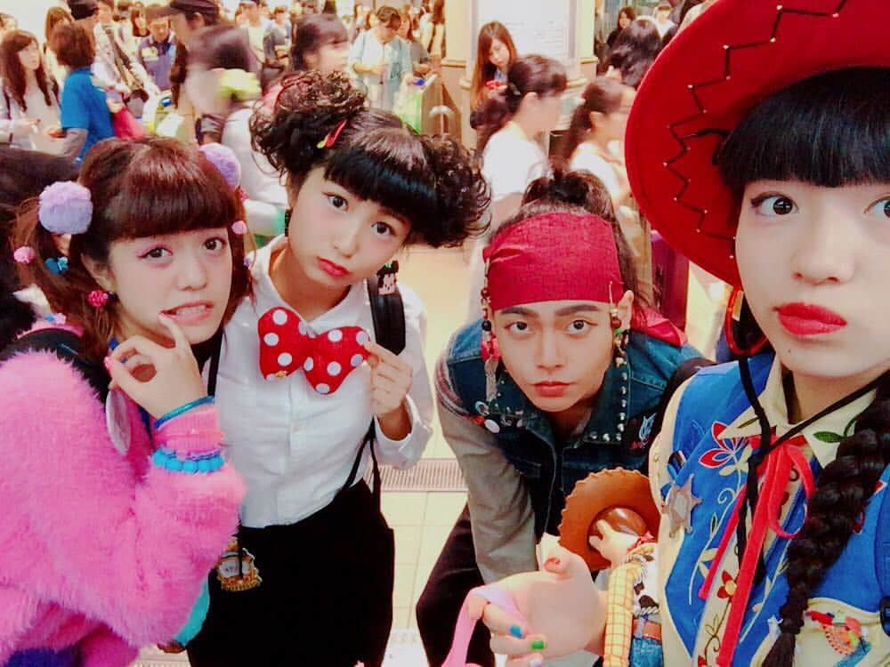 原宿カラーズのインスタグラム：「お久ぶりでーす 今日は雨の中カラーズでディズニー❤️❤️❤️ #harajukucolors#harajuku#fashion#followus#disney#disneysea」