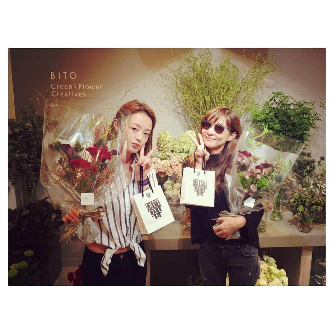 真崎麻衣のインスタグラム：「お祝いしてもらいました☺︎🌺🌸🌷☺︎🌹🍀🌻💐#thankyou#birthday#frends」