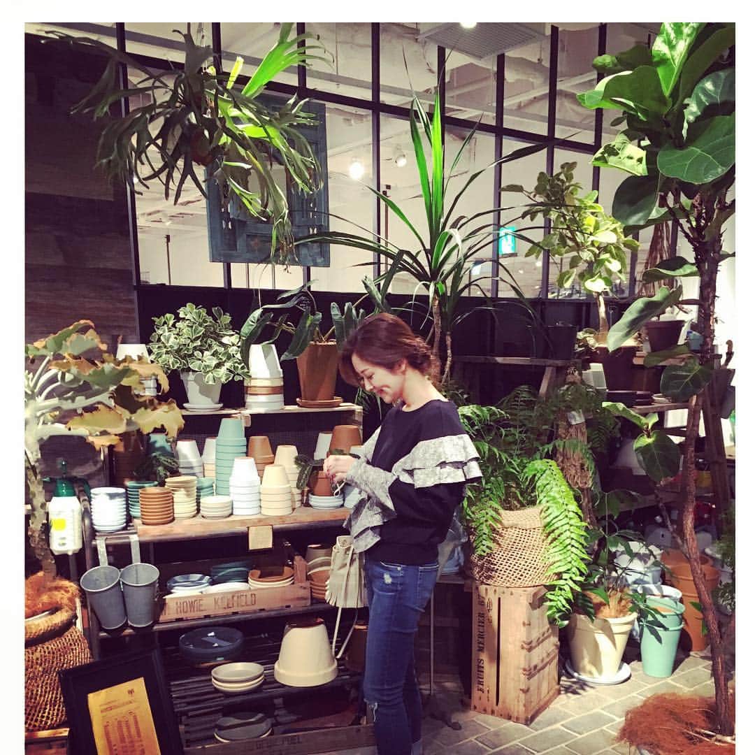 笛木優子のインスタグラム：「涼しくなりましたね〜〜🍂 みなさん、体調にはお気をつけて💛 明日三越劇場でお待ちしておりまするー🎼📔」