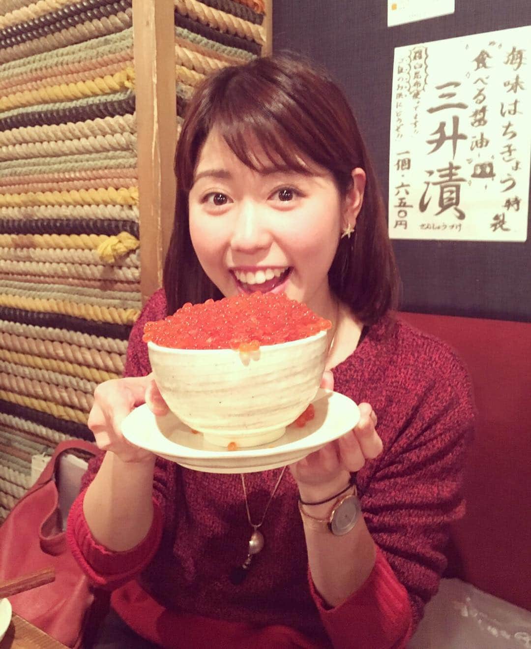 中根夕希のインスタグラム：「もりもり😳！ いくら丼最高でした〜😆💓 #北海道 #海鮮 #おいしいー！ #いくら #盛り盛り #はきちょう別邸おふくろ #今から広島帰ります #バイバイ北海道👋」