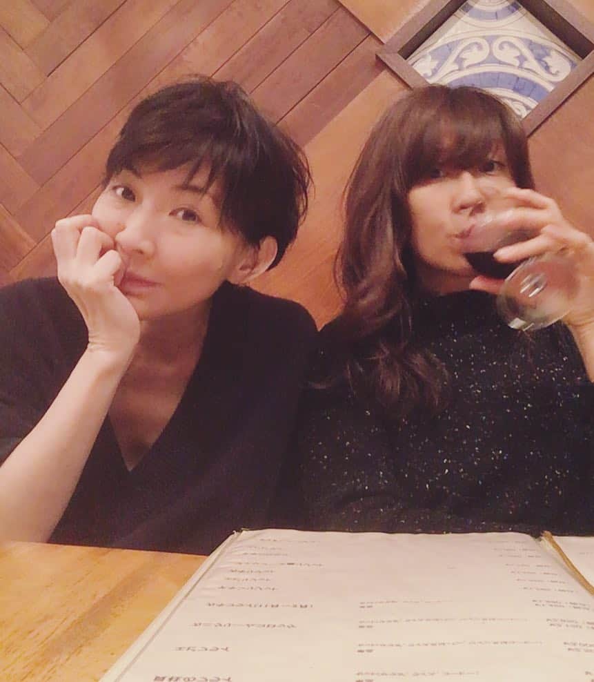 風間ゆみえのインスタグラム：「今月のotona MUSE カバーストーリー、スタイリストしました‼︎ そしてそのハワイロケはWスタイリストで出かけました👭💕 @1030kei & @yumie_kazama @otonamuse 今月号から3号続きます。お楽しみに♡ そして3連休中日の今宵は、Stylingのニットドレスを着て洋食屋さんへ。 おけい先生とWデート。 明日は表参道ヒルズにておけい先生トークイベント‼︎ @1030kei のInstagramをチェック☆」