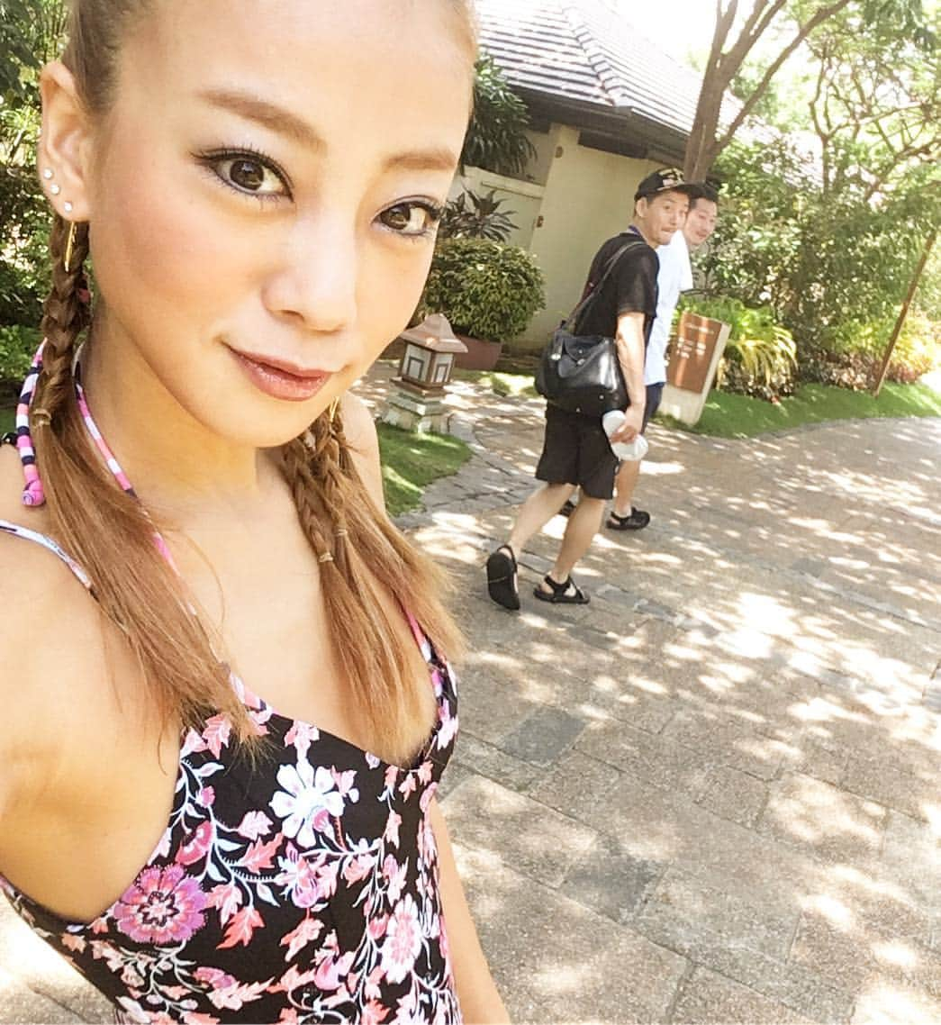 あびる優さんのインスタグラム写真 - (あびる優Instagram)「オフショット📸 Part⑧ 😎🐠🌴🌞🎉 ヘアメイクはこんな感じ💃💄 #cebu#sunnyday#fun#happy#job##smile#selfie#dtv#make#makeup#hairmake#セブ島#南国#晴天#楽しい#トゥルさま#トゥルルさまぁーず#大好評#番組#メイク#ヘアー#ヘアメイク#メイクアップ」10月10日 15時22分 - yuabiru74