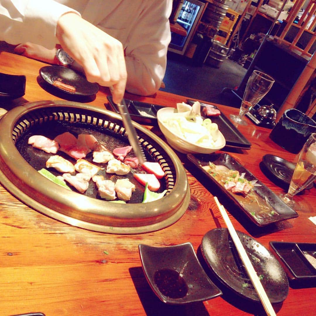 青山はなのインスタグラム：「#溶岩焼き #鳥 #お酒  昨日食べ過ぎたー笑」