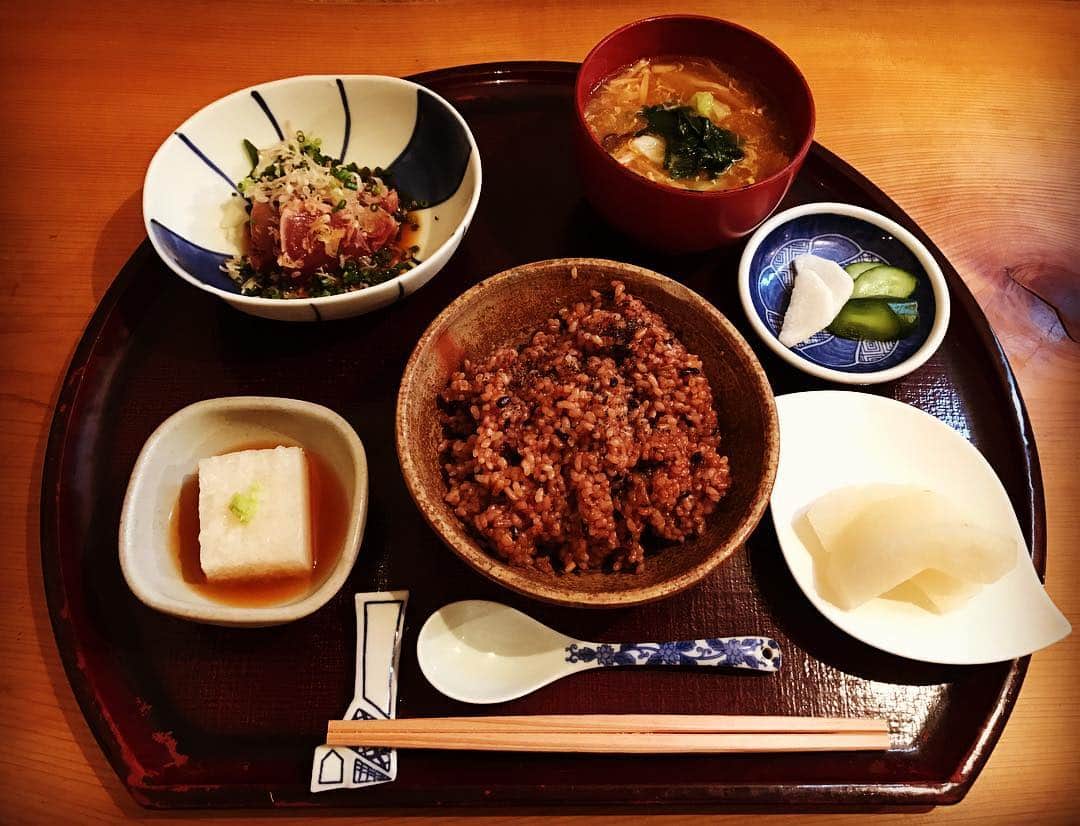 貫地谷しほりさんのインスタグラム写真 - (貫地谷しほりInstagram)「いつかの定食。 美味しかったなぁ。 今日も1日頑張りましょう！ #健康ご飯 #デトックス #始めました #良くなりますように #🙏」10月10日 13時24分 - shihori_kanjiya