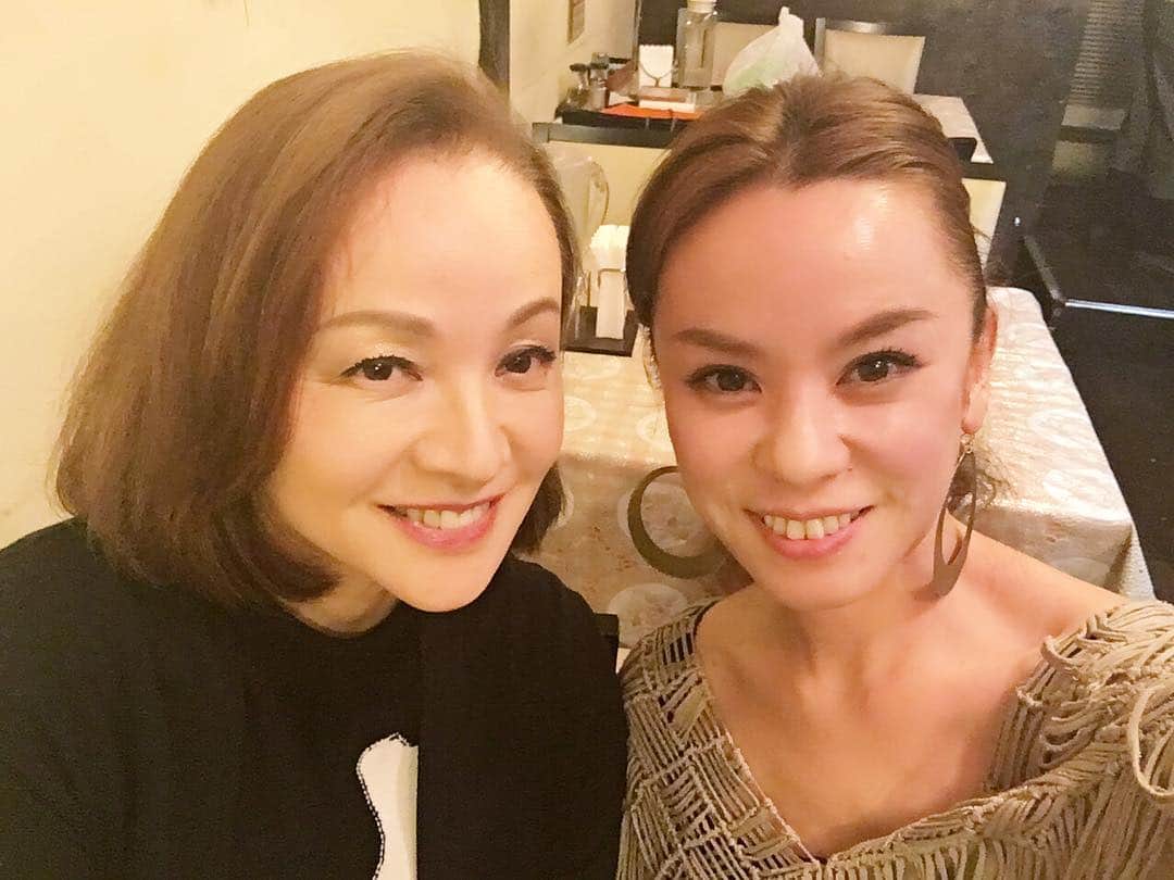 azumiのインスタグラム：「夏樹陽子さんと舞台挨拶をさせて頂きました。映画の中では『叔母と姪』です。なんと光栄！そしてなんと12日の21時5分の回終了後、夏樹さんのミニライブがあります！夏樹さんの歌声は本当に美しいです。この豪華なライブと函館珈琲にぜひお越しください。#函館珈琲 は14日まで！」