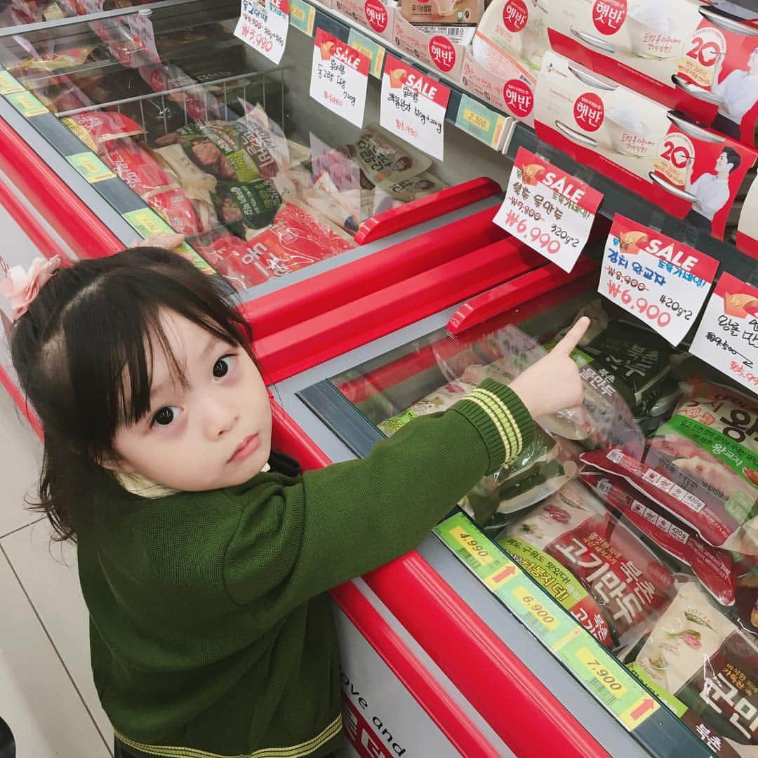 ジェウンさんのインスタグラム写真 - (ジェウンInstagram)「👉🏻 저렇게 깨알같이있는데 어떻게또 발견하곤 "보거미삼촌...." 하는... . 그래 박보검군같은 청년이라면 얼마든지 데리고와도 좋아 재은아😀 . . #잰 #재은#장도보고_보거미삼촌도보고#깨알#박보검 쬐끄만게 남자보는눈은있네😭」10月10日 18時49分 - jaen_mom