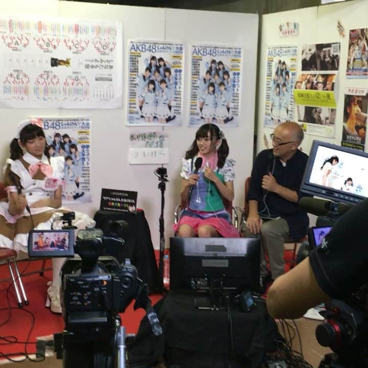前田裕二のインスタグラム：「SHOWROOMでのじゃんけん大会裏実況配信も終盤、とても盛り上がってます！17万人視聴！20万人いくかもな。  #AKB48じゃんけん大会 #SHOWROOM #中井りか #光文社青木さん」